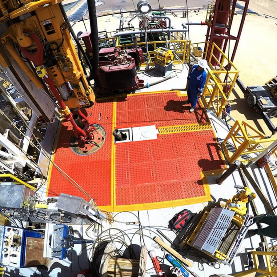 Anti-slip rig-floor traction and safety matting