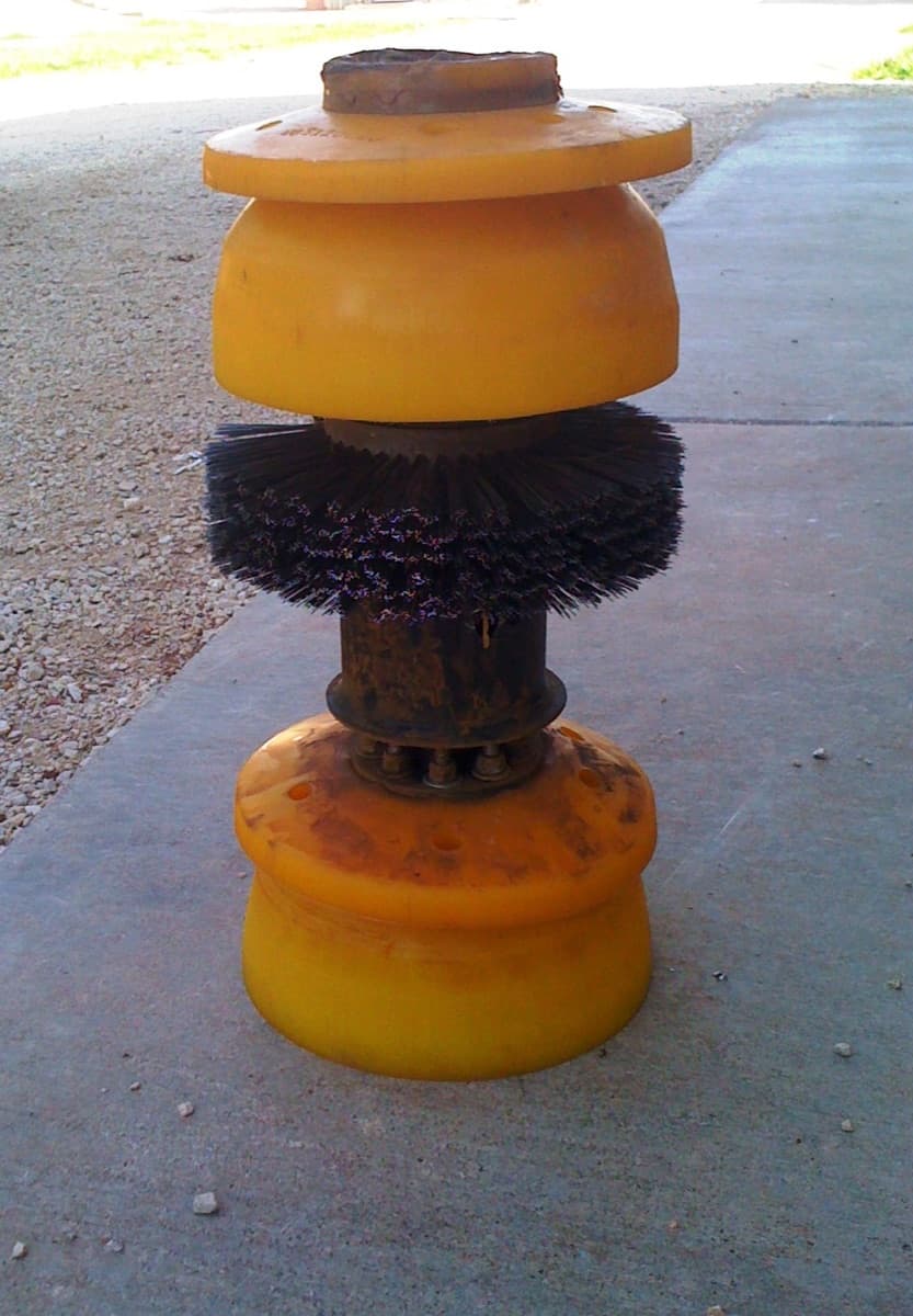 Pipeline cleaning and inspection pig
